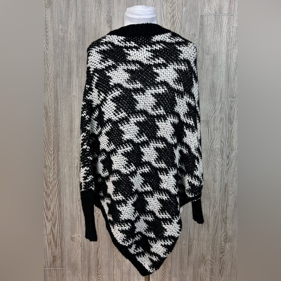 Iperico Made in Italy Wool Blend Houndstooth Poncho Sweater One Size - Picture 6 of 9